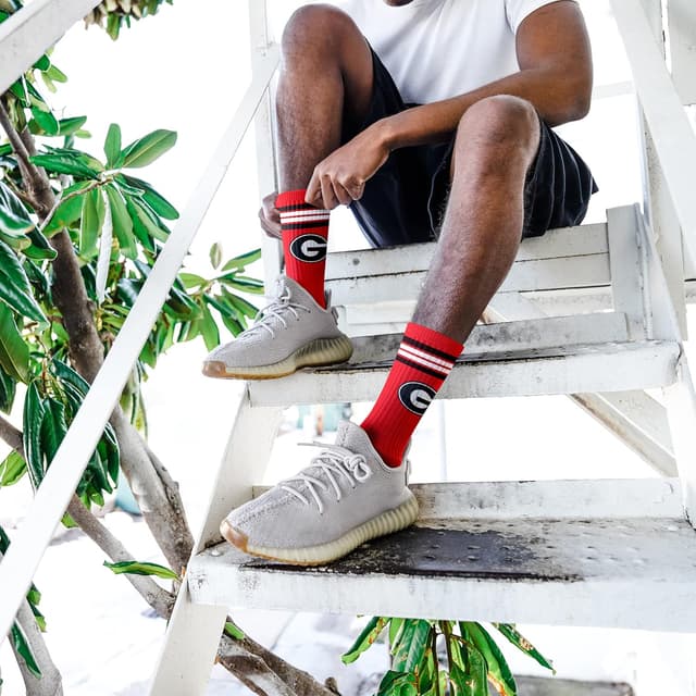 Detalle 2 de For Bare Feet Women’s NFL Four Stripe Socks (NCAA Georgia Bulldogs)