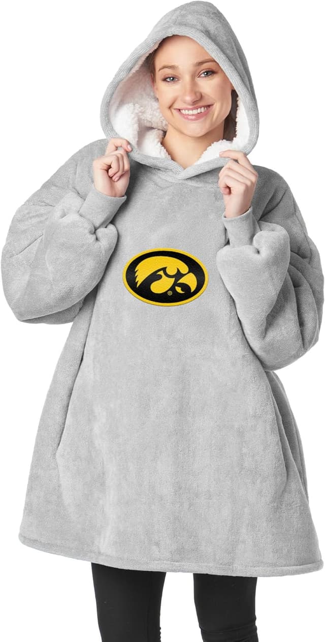 Detalle de Northwest NCAA Hoodler Oversized Sherpa Pullover with Embroidered Logo (Plush Fleece Blanket Sweatshirt)