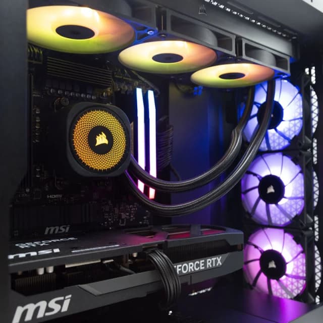 Detalle de PCCom iCUE con AMD Ryzen 7 9800X3D, 32GB RAM, 2TB SSD y RTX 5080 para gaming y creación