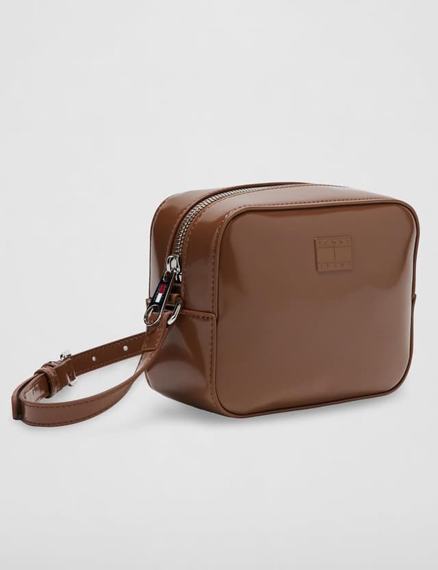 Detalle de Tommy Jeans Damen Crossbody Bag Tasche mit glänzendem Must-Design „Camera“