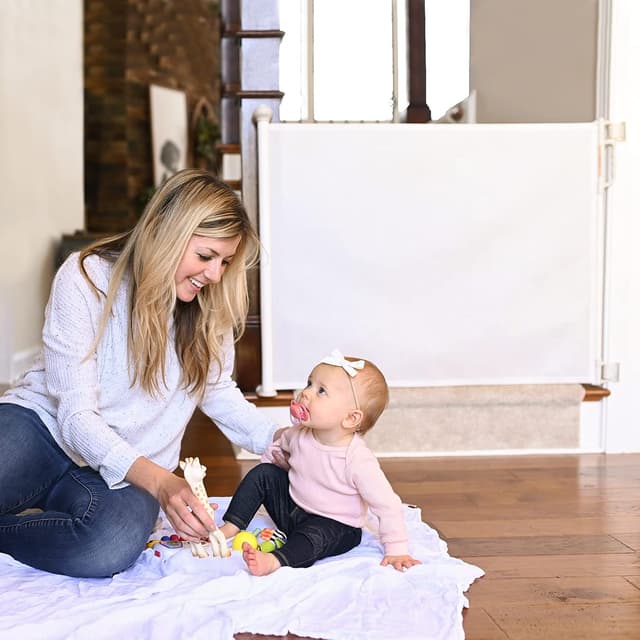 Detalle 2 de Momcozy Retractable Baby Gate 33" Tall, 55" Wide