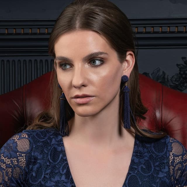 Detalle de Zavana orecchini lunghi boho chic con nappine e perline viola-blu