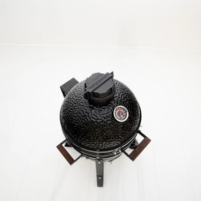 Detalle 2 de The Bastard Classic Compact – Keramik-Grill & Outdoor-Ofen für bis zu fünf Personen