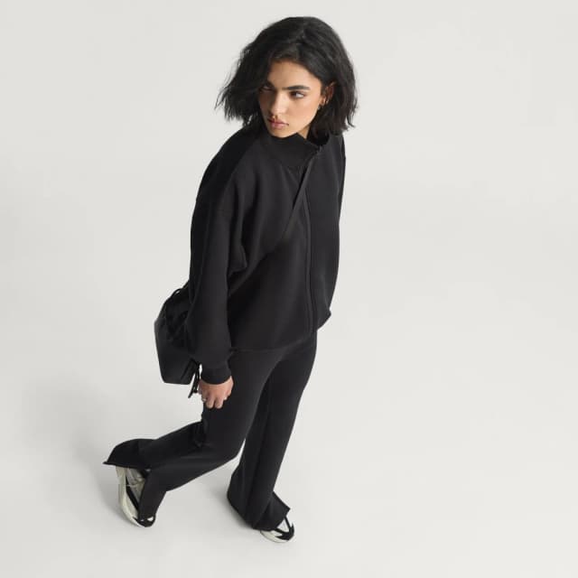 Detalle 2 de adidas Chaqueta Soft Lux Loose con cierre de cremallera en negro