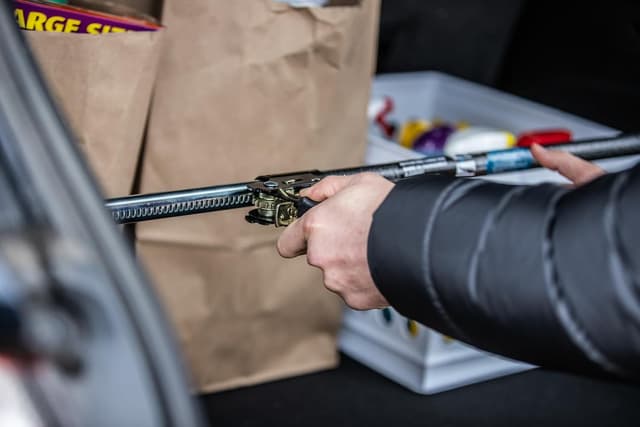 Detalle de Keeper Ratcheting Cargo Bar (Black/Silver) – Adjustable 40"–70