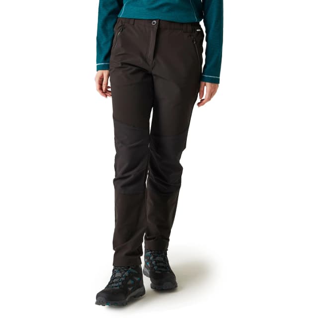 Detalle de Regatta Wmns Questra V pantalón de mujer con acabado hidrófugo e inserciones elásticas