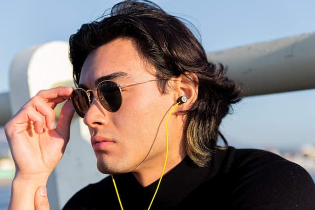 Detalle de Ludos ULTRA Wired Earbuds with Microphone, Volume Control & Noise Isolation (5 Year Warranty)