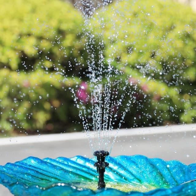 Detalle 2 de AMZtime Solar Fountain Pump (DIY 3.5W) with 16 nozzles for bird bath, garden and pond