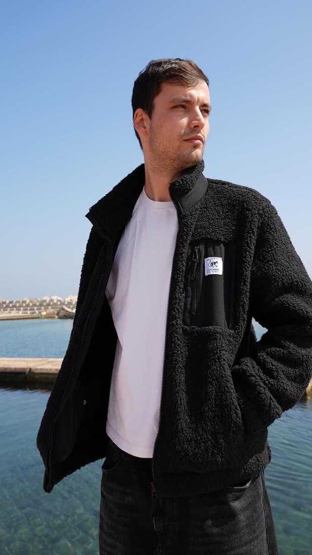 Detalle de Surf Monkey giacca sherpa in pile con zip e tasca sul petto, riciclata, vestibilità classica