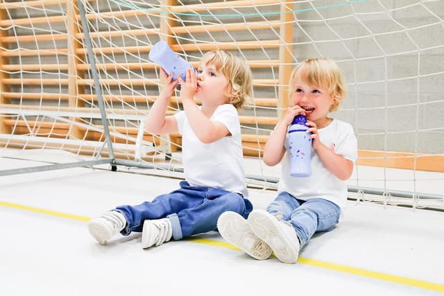 Detalle de Nuby 2er Pack auslaufsichere Trinkflaschen: Flip-it Trinklernflasche 360 ml + Pop-up Trinklernbecher (BPA-frei) – Blau