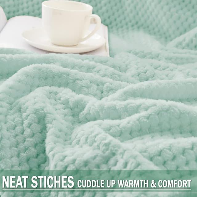 Detalle de Exclusivo Mezcla King Size fleece bed blanket (230x265 cm) in mint green with waffle texture