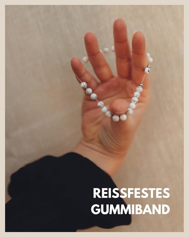 Detalle de GD GOOD.designs Partnerarmband mit Buchstaben-Perlen (Howlith) in Weiß – personalisierbar als Couple-Geschenk