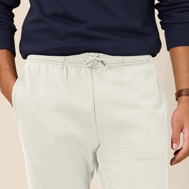 Detalle de Amazon Essentials Men’s Relaxed-Fit Fleece Jogger Sweatpants with Elastic Waist and Pockets