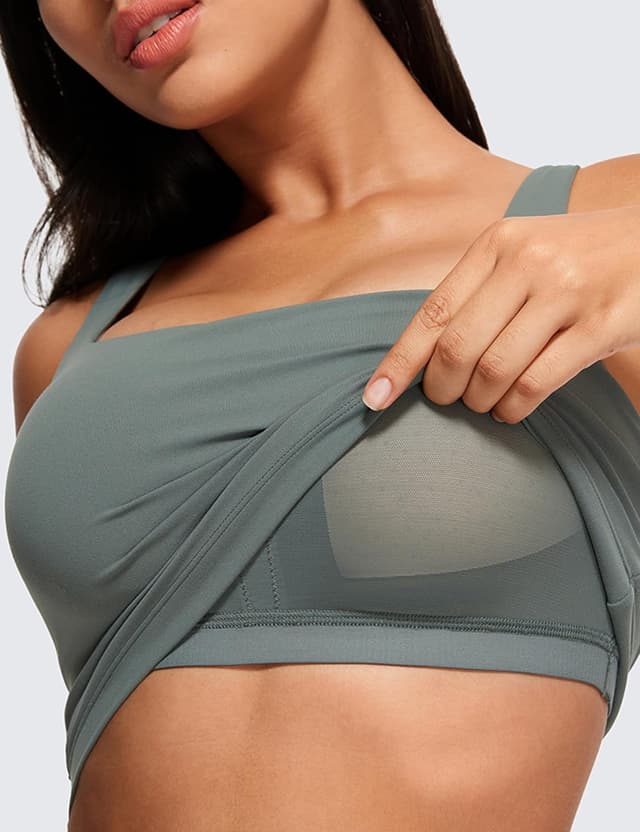Detalle de CRZ YOGA Butterluxe reggiseno sportivo imbottito con collo quadrato, spalline larghe e coppe removibili per yoga e low impact
