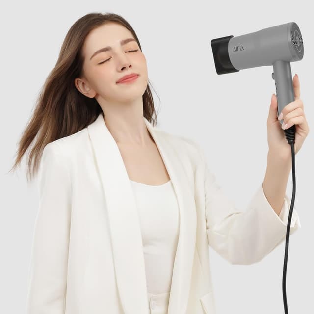 Detalle 2 de AINA Hair Dryer with Diffuser (Ash Grey) – ionic, ceramic heat and cold shot for faster, smoother drying
