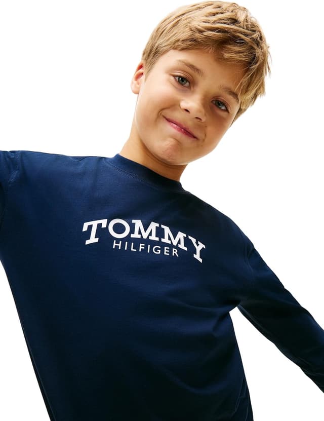 Detalle de T-shirt manches longues Tommy Hilfiger Monotype Print en coton régénératif – garçon