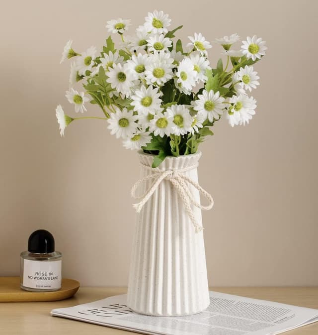 Detalle 2 de Small ribbed white ceramic vase for flowers & pampas grass, 8 inch modern nordic rustic table centerpiece