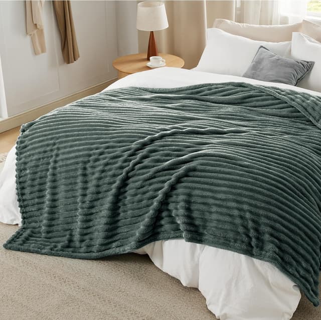 Detalle 2 de BEDSURE Kuscheldecke 220 x 240 cm (dunkelgrün) – Flanell-Fleece Tagesdecke & Wohn-Deck