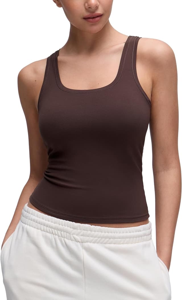 Detalle de CRZ YOGA Softembrace : chemisier court sans manches doublé pour un look casual confortable