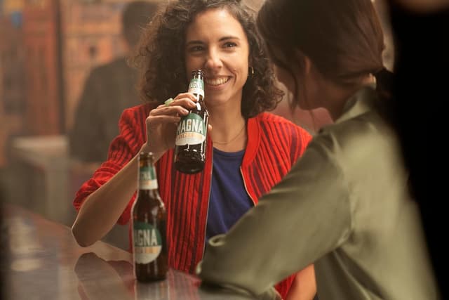 Thumbnail 6 de Magna Cerveza Lager Dorada, 24 Botellas, Sabor Intenso 🍺