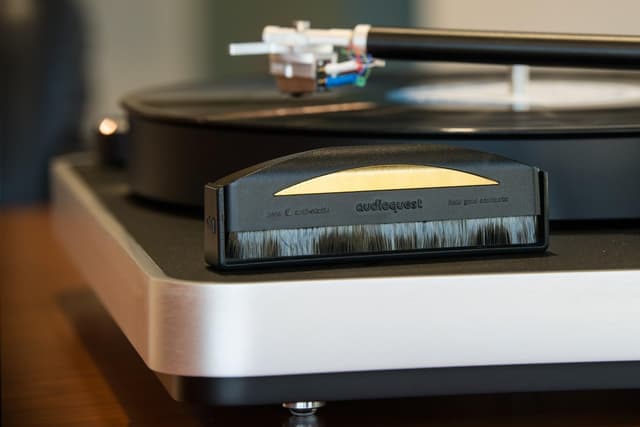 Detalle 2 de AudioQuest Gold Cepillo Antiestático para Discos 🎵