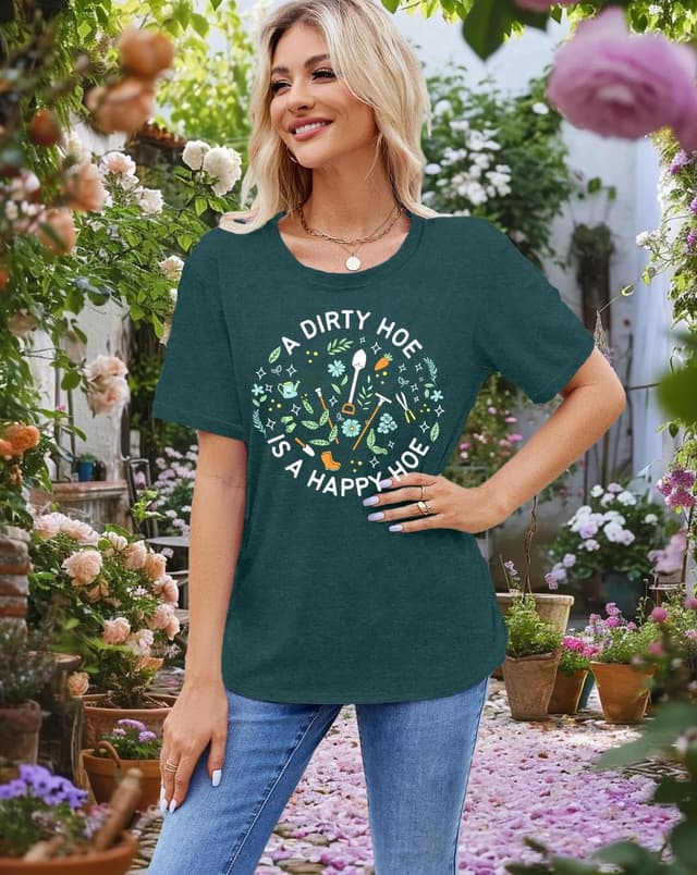 Detalle de Qskall women’s garden T-shirt – “A Dirty Hoe is a Happy Hoe” slogan plant lover tee