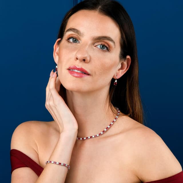 Detalle de Diamond Treats collier ras de cou femme tennis en argent sterling 925, pierres rouges et zircons