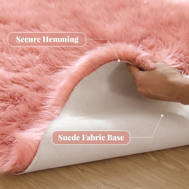 Detalle 2 de ORINOVA Tapis Rose 60x180 cm en fausse peau de mouton (faux mouton/moumoute) pour descente de lit