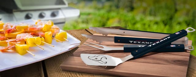 Detalle 2 de YouTheFan NFL Spirit Series 3-Piece BBQ Set with Laser-Cut Stainless Steel Tools