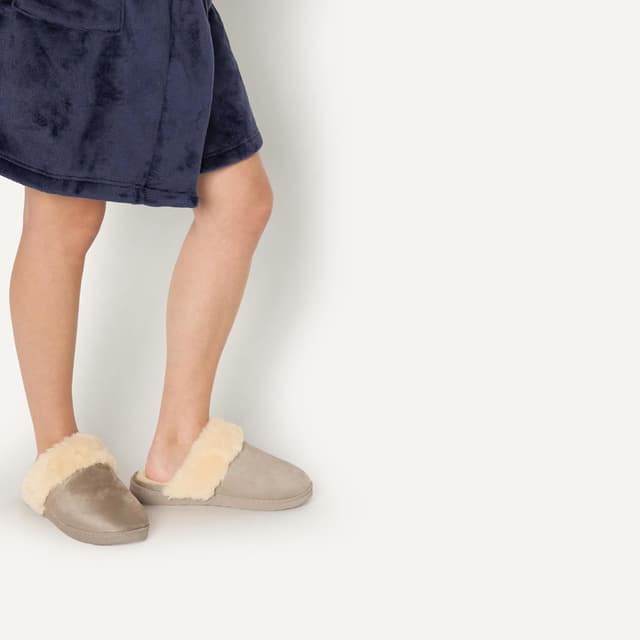 Detalle de Amazon Essentials Women’s Faux Fur Cosy Slippers