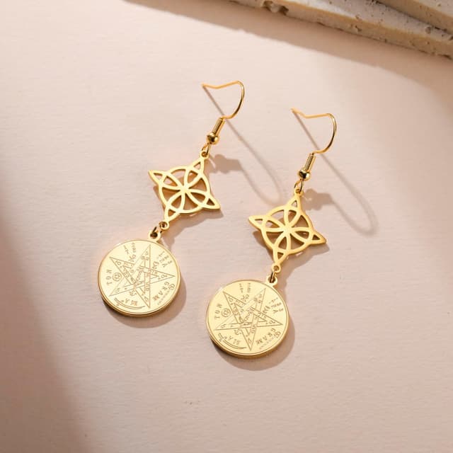 Detalle 2 de Dreamtimes Hexenknoten-Ohrringe mit Tetragrammaton & Pentagramm aus Edelstahl – Dangle-Ohrringe