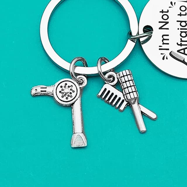 Detalle de Ximalun Hairdresser Keyring – engraved hair stylist gift with “I’m Not Afraid to Cut You”
