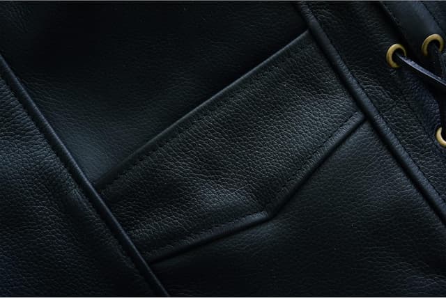 Detalle 2 de Leatherick Herren Premium Top genarbtes Rindsleder Motorradweste mit seitlichen Schnürungen – Schwarz
