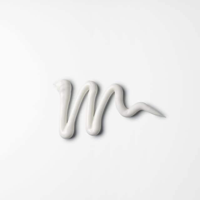 Detalle 2 de Shu Uemura Art of Hair Umou Hold – Crema modellante Umou, tenuta forte, finish opaco e setoso (100 ml)