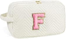 Detalle de SEFORICO women’s personalised toiletry bag with initial patch – portable travel wash bag