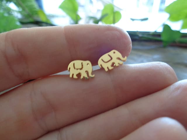 Detalle 2 de Indischer Elefant Gold Ohrstecker aus Edelstahl