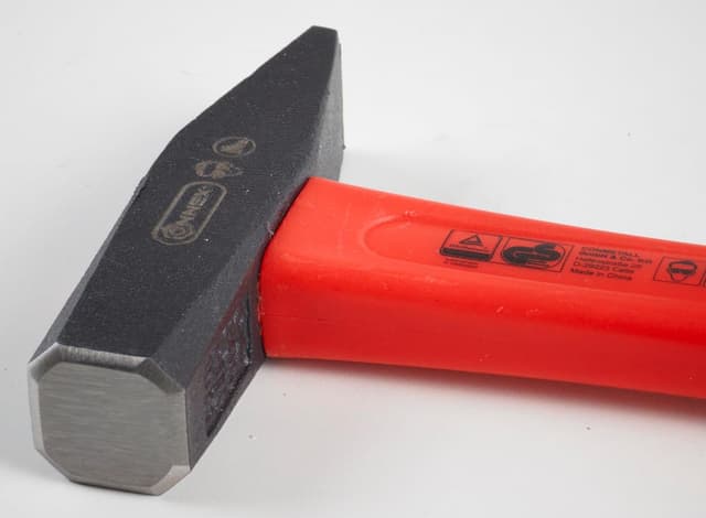 Detalle 2 de Martello con manico in fibra di vetro gommata da 300 gr (certificato TUV/GS, a norma DIN 1041)