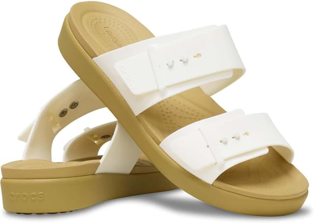 Detalle de Crocs Brooklyn Buckle Low Sandali Unisex: comfort leggero e praticità quotidiana