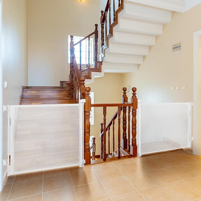 Detalle 2 de Retractable Mesh Safety Baby or Dog Gate (86cm tall), expands to 140cm wide – White 2 pack