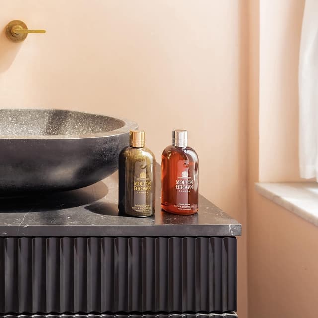 Detalle 2 de Molton Brown Labdanum Dusk Gel douche et bain 300 ml