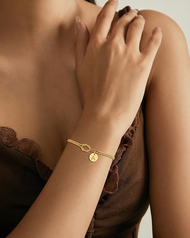 Detalle 2 de HAYOUWAY Liebesknoten-Armband Damen Gold mit Buchstaben (14K vergoldet, verstellbar)