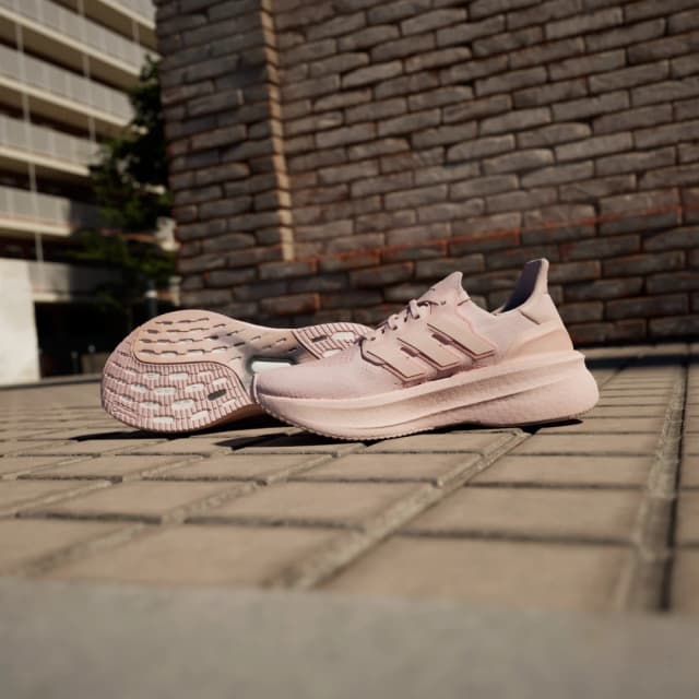 Detalle de adidas Ultraboost 5 rosa: zapatilla de adidas para el día a día