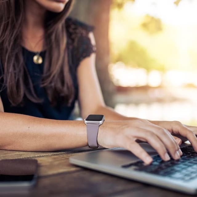 Detalle de AoYi Italian Genuine Leather Strap for Apple Watch (Series 11–1, SE, Ultra) – cowhide leather with 316L stainless buckle