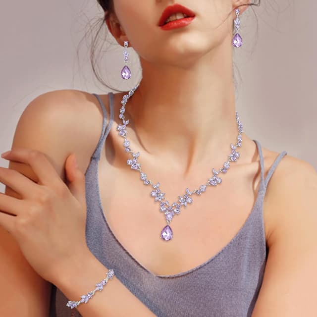 Detalle de Parure de bijoux de mariage Clearine : collier Y, bracelet tennis et boucles d’oreilles pendantes en cristal bleu