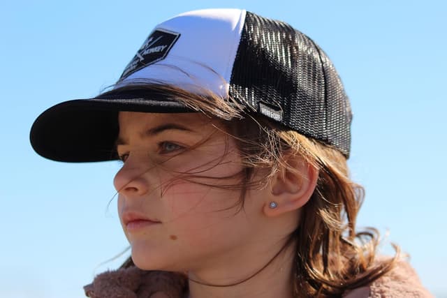 Detalle 2 de Surf Monkey Casquette trucker rembourrée avec grille Wear&Care (6 à 12 ans) pour garçon et fille