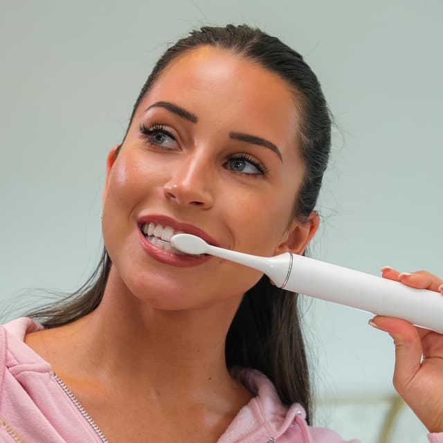 Detalle de Whites Beaconsfield Strawberry Whitening Toothpaste for advanced stain removal & enamel protection