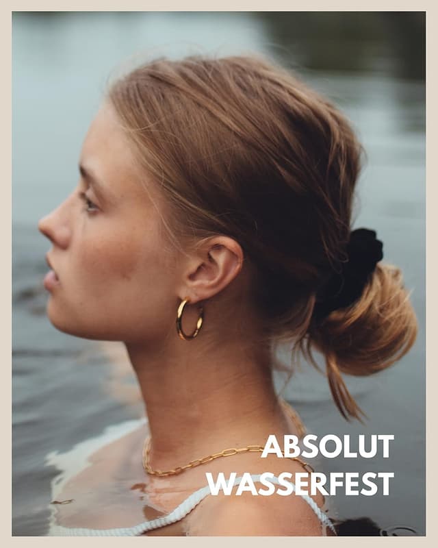 Detalle 2 de Goldene 18-Karat Creolen (28 mm) aus Edelstahl – wasserfest für Damen