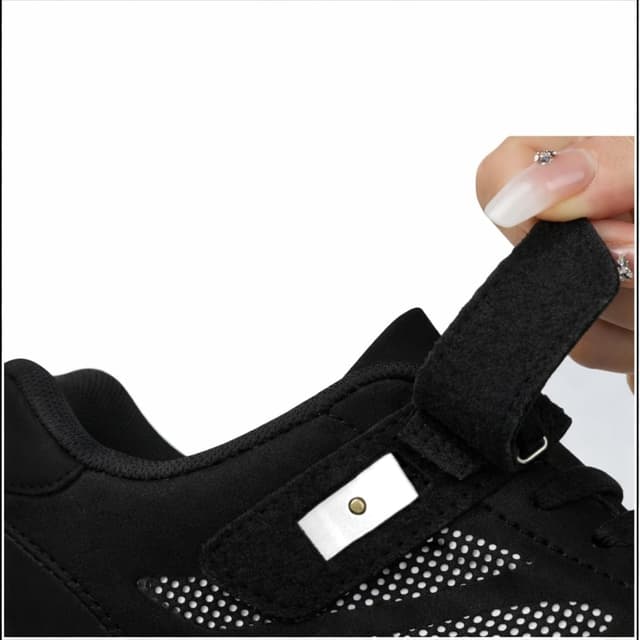 Detalle 2 de HUSKSWARE Kids Roller Shoes with Wheels (EU 27–40) – LED light-up retractable skate trainers