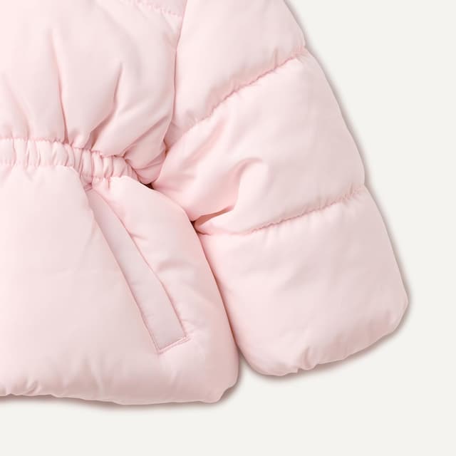 Detalle de Amazon Essentials Girl’s Water-Resistant Hooded Puffer Jacket (with velour lining and removable hood)