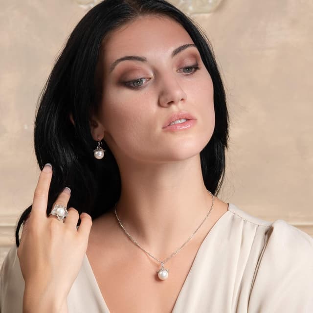 Detalle de Namana orecchini pendenti con perle finte e filigrana floreale